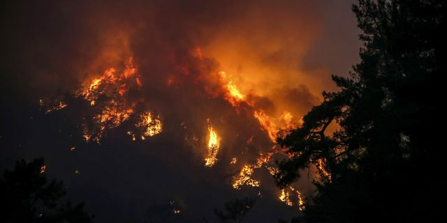 Τουρκία: Μάχη με τις φλόγες – Χιλιάδες άνθρωποι απομακρύνονται