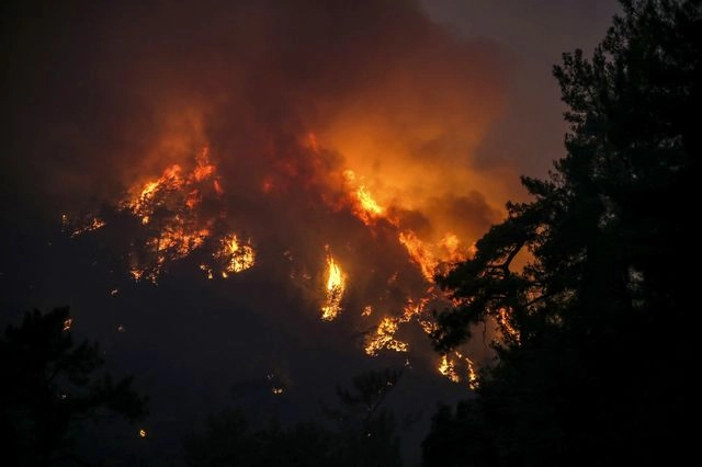 Τουρκία: Μάχη με τις φλόγες – Χιλιάδες άνθρωποι απομακρύνονται