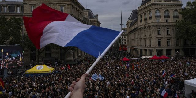 Οργή στη Γαλλία για τα μέτρα λιτότητας – Απειλή για πρόταση δυσπιστίας
