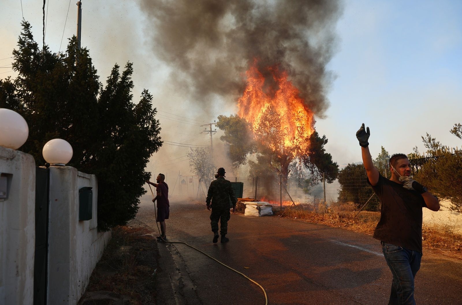 Κάτοικοι και εθελοντές στο Κρυονέρι Αττικής δίνουν μάχη με τις φλόγες