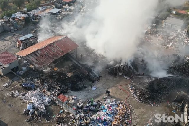 Μυτιλήνη: Καλύτερη η εικόνα στη φωτιά σε επιχείρηση ανακύκλωσης – Αποπνικτική η ατμόσφαιρα