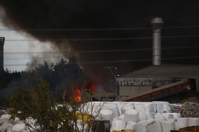 Σίνδος: Μαίνεται η φωτιά σε εταιρία ανακύκλωσης – Ενισχύθηκαν οι δυνάμεις