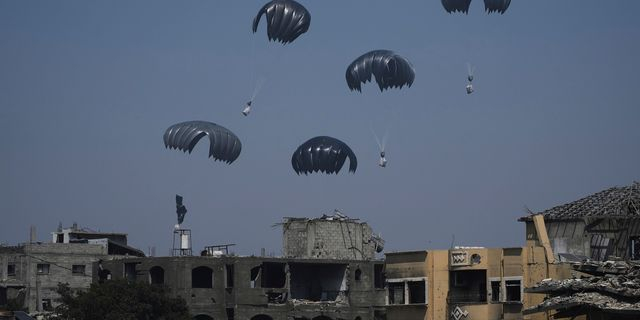 Ρίψη αεροπορικής βοήθειας από Ιορδανία και ΗΑΕ