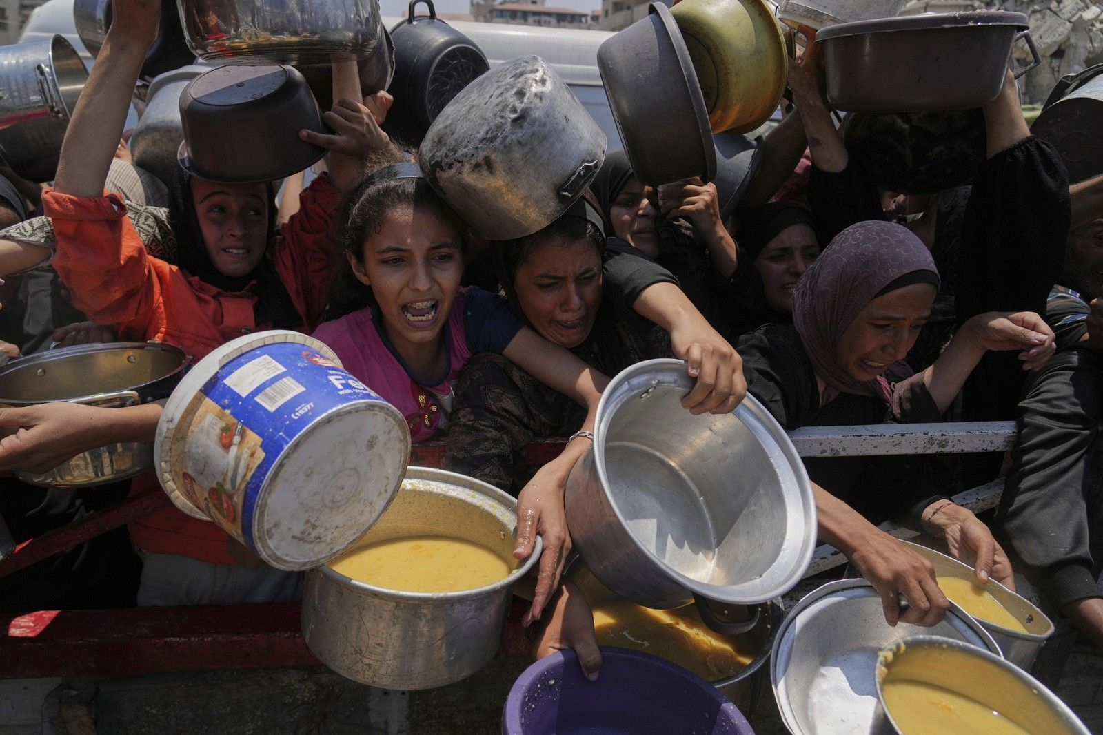 Παλαιστίνιοι προσπαθούν να λάβουν τρόφιμα, στη Γάζα