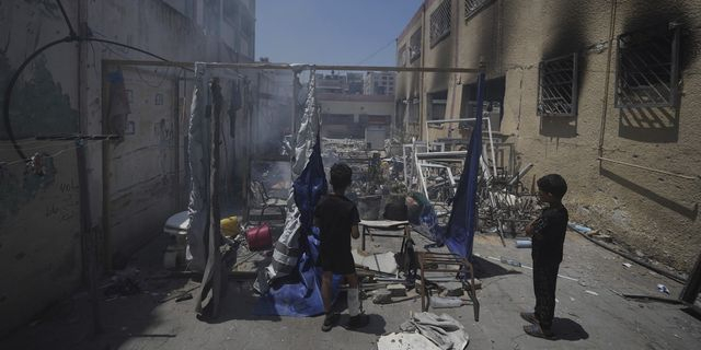 Δύο παιδιά αντικρίζουν την καταστροφή που άφησε πίσω του νέος ισραηλινός βομβαρδισμός σε σχολείο στη Γάζα