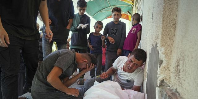 Παλαιστίνιοι θρηνούν τους νεκρούς τους που σκοτώθηκαν σε ισραηλινό βομβαρδισμό στην Ντέιρ αλ Μπάλαχ της Γάζας