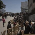 Παλαιστίνιοι στις ουρές για ανθρωπιστική βοήθεια