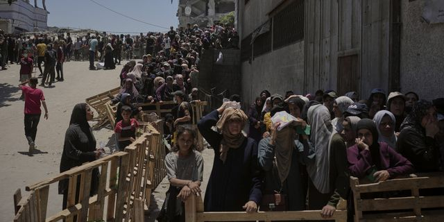 Παλαιστίνιοι στις ουρές για ανθρωπιστική βοήθεια