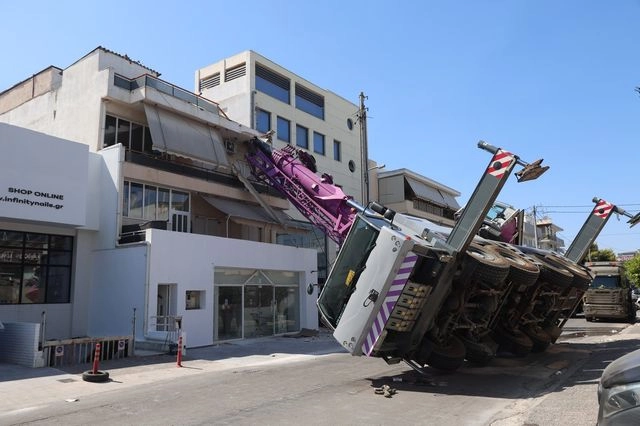 Περιστέρι: Πώς έγινε το ατύχημα με το γερανοφόρο – “Θα μπορούσα να είχα σκοτωθεί”