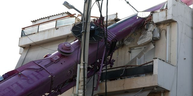 Γερανοφόρο έπεσε σε διώροφη κατοικία στο Περιστέρι.