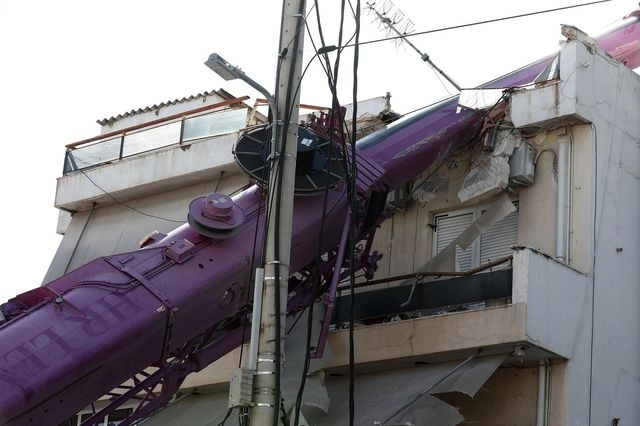 Γερανοφόρο έπεσε σε διώροφη κατοικία στο Περιστέρι.