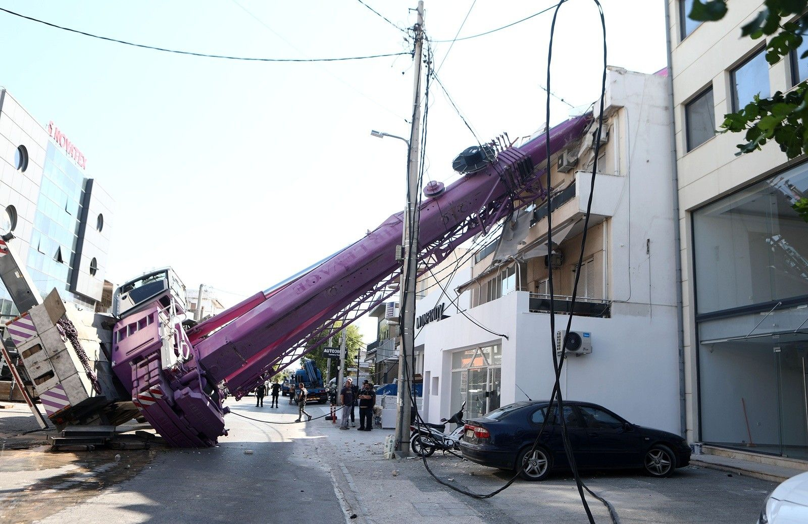 Γερανοφόρο έπεσε σε διώροφη κατοικία στο Περιστέρι.