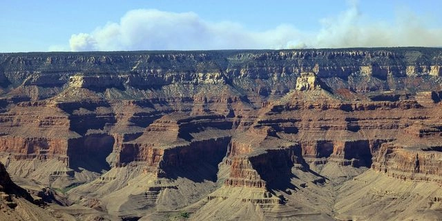 ΗΠΑ: Απομακρύνθηκαν τουρίστες από το Γκραν Κάνιον λόγω πυρκαγιάς που εξαπλώνεται ραγδαία