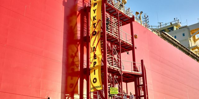 Το λιμενικό διέκοψε διαμαρτυρία της Greenpeace