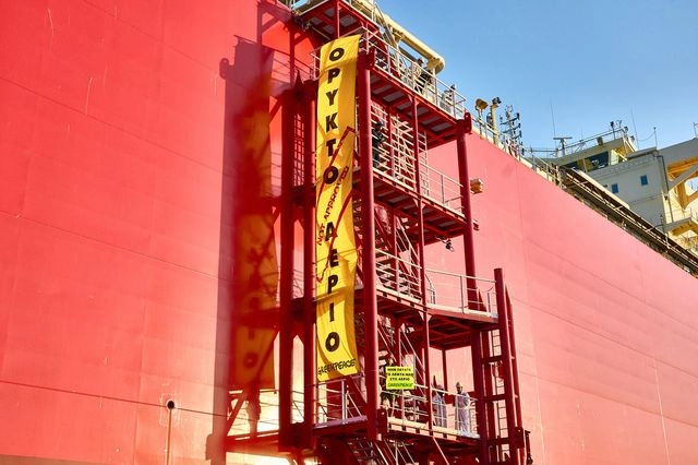 Το λιμενικό διέκοψε διαμαρτυρία της Greenpeace
