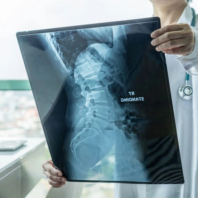 Γιατρός ελέγχει τις απεικονιστικές εξετάσεις ασθενούς