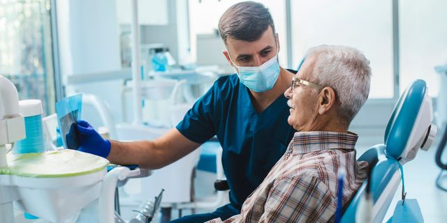 Ηλικιωμένος επισκέπτεται οδοντίατρο