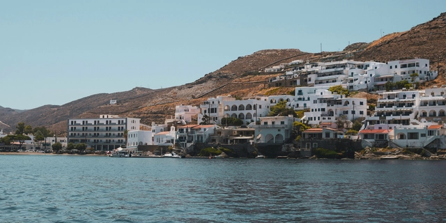 Κύθνος: Πώς θα πάτε από τον Πειραιά στο διαμάντι των Κυκλάδων
