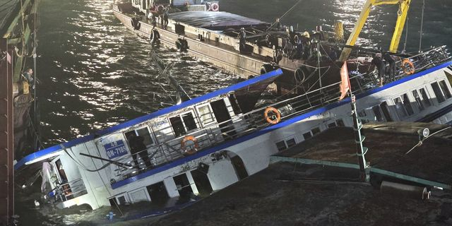 Το τουριστικό σκάφος που ανετράπη στο Ha Long Bay στο Βιετνάμ