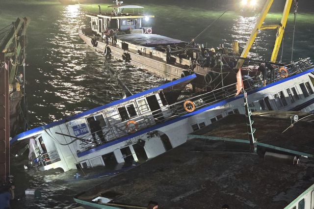 Το τουριστικό σκάφος που ανετράπη στο Ha Long Bay στο Βιετνάμ