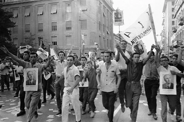 Υποστηρικτές του Γεωργίου Παπανδρέου στους δρόμους της Αθήνας (1965)