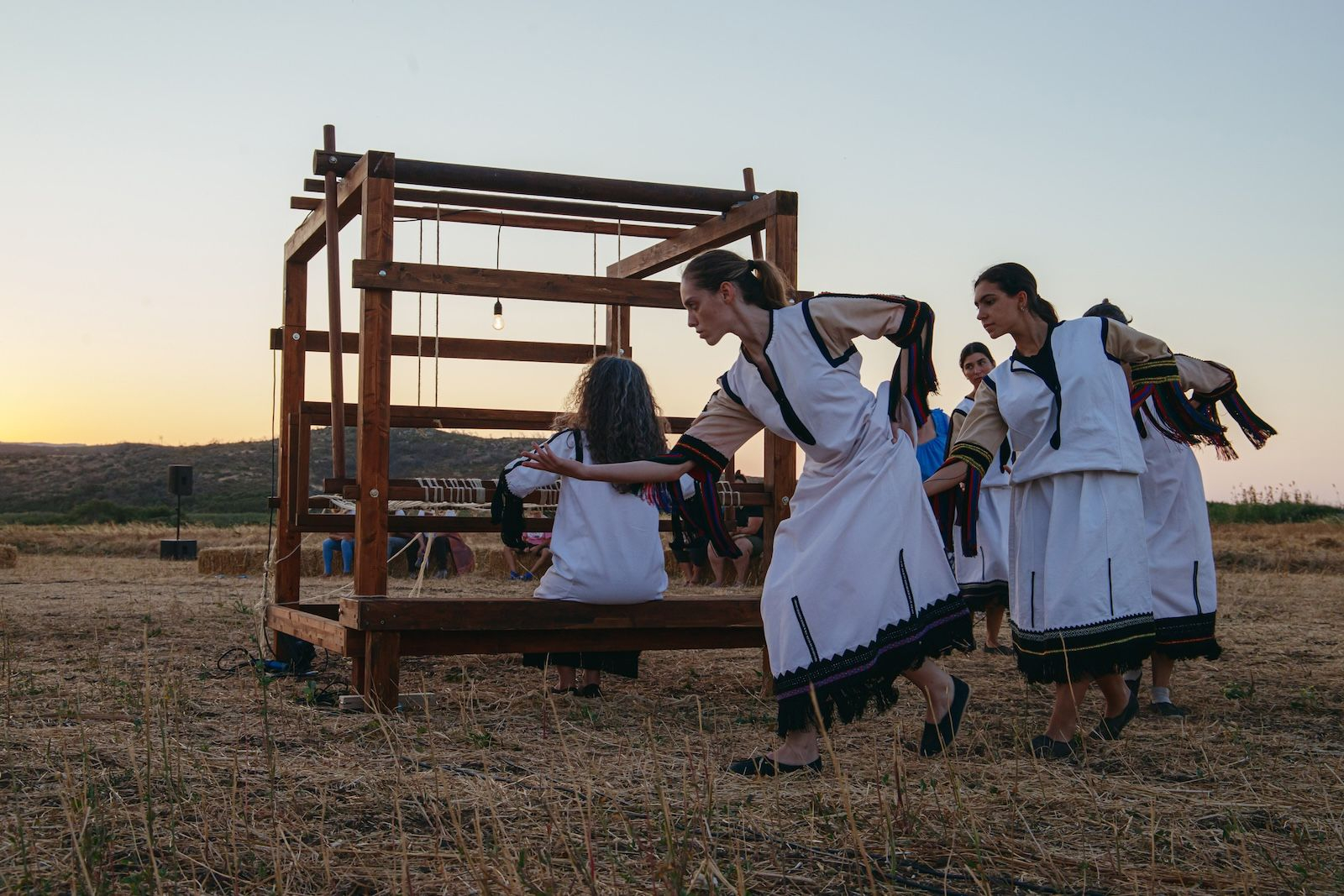 Γη των Κρίνων- Λυρική