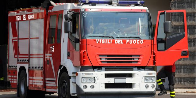 Φωτιά στη Σαρδηνία – 140 λουόμενοι απομακρύνθηκαν με ταχύπλοα