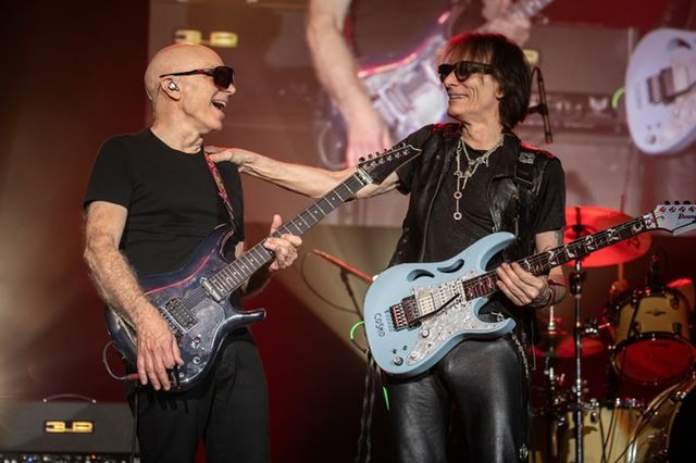 Steve Vai και Joe Satriani – Αλλάζει χώρο η συναυλία των θρύλων της κιθάρας