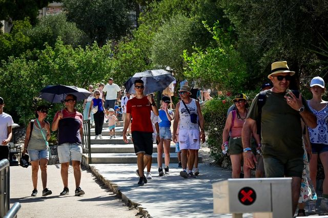 Συνεχίζεται η επέλαση του καύσωνα – Πού θα χτυπήσει “κόκκινο” ο υδράργυρος