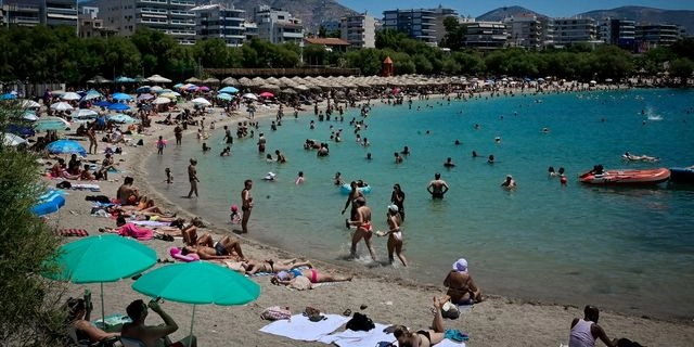 Νέο έκτακτο από την ΕΜΥ: Μετά τον καύσωνα, ισχυροί άνεμοι – Πότε υποχωρεί η ζέστη