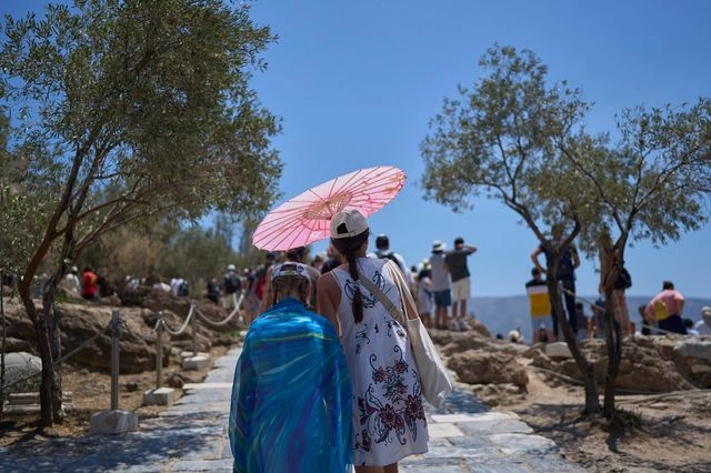 Καιρός: Έκτακτο δελτίο από την ΕΜΥ – Εξαήμερος καύσωνας με 43άρια, πού θα “χτυπήσει”