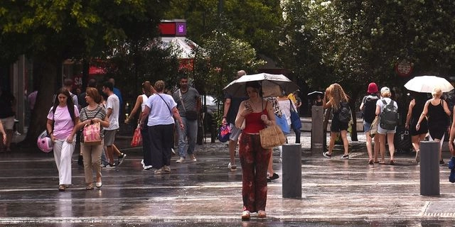 Ισχυρή καταιγίδα στην Αττική μετά τον καύσωνα – Πώς θα εξελιχθούν τα φαινόμενα