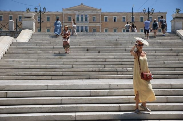 Καιρός: “Καυτό” Σαββατοκύριακο – Υψηλές θερμοκρασίες, μελτέμια στο Αιγαίο