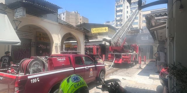 Θεσσαλονίκη: Υπό έλεγχο η φωτιά σε κατάστημα στο Καπάνι