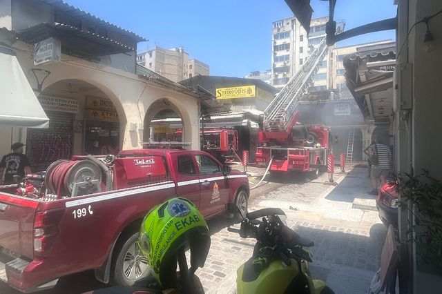 Θεσσαλονίκη: Υπό έλεγχο η φωτιά σε κατάστημα στο Καπάνι