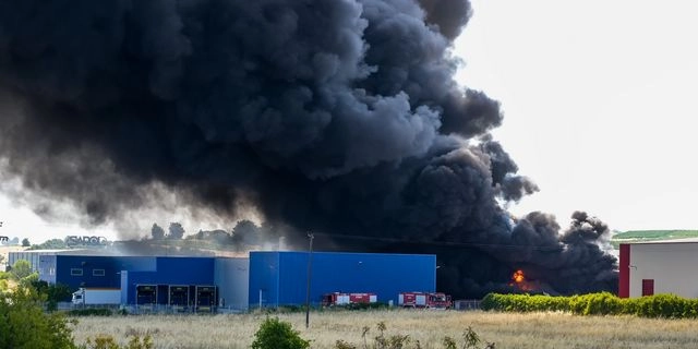 Ριτσώνα: Μεγάλη φωτιά σε εργοστάσιο πλαστικών – 112 για τους καπνούς