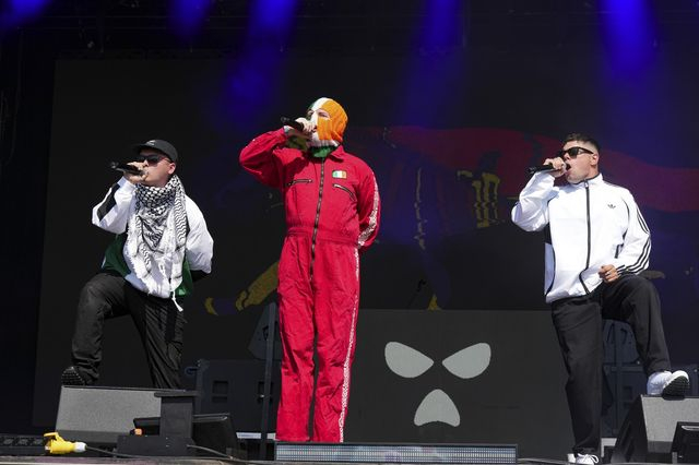 Οι Kneecap στη σκηνή του Glastonbury με παλαιστινιακή κεφίγια