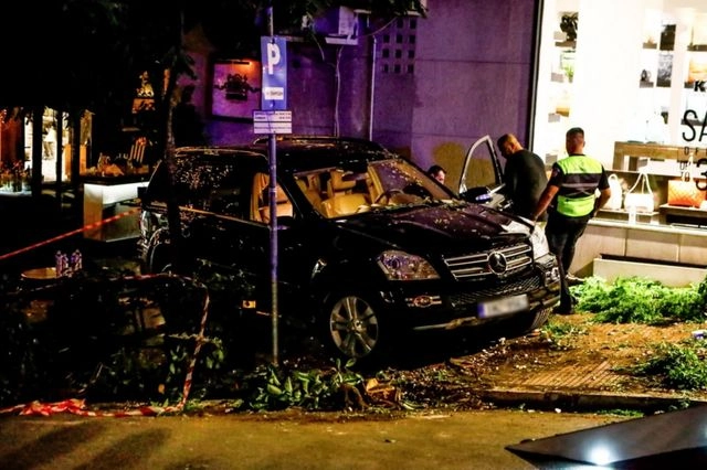 Αυτοκίνητο έπεσε σε κόσμο έξω από εστιατόριο στο Κολωνάκι