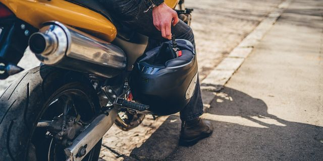Εντατικοί έλεγχοι και αυστηρά πρόστιμα για τη μη χρήση κράνους από σήμερα