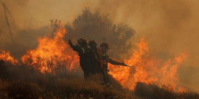 Μαίνεται η φωτιά στο Λασίθι