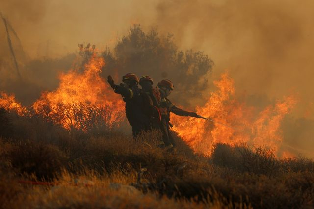 Μαίνεται η φωτιά στο Λασίθι
