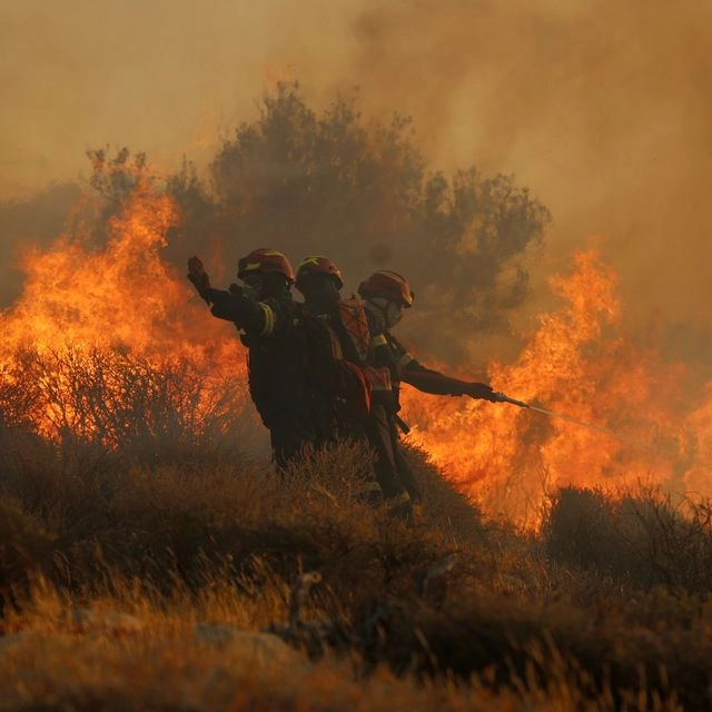 Μαίνεται η φωτιά στο Λασίθι