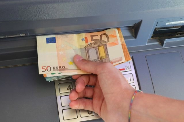 Κυβέρνηση: Δεν θα επιτρέψουμε χρεώσεις δύο ταχυτήτων στα ΑΤΜ