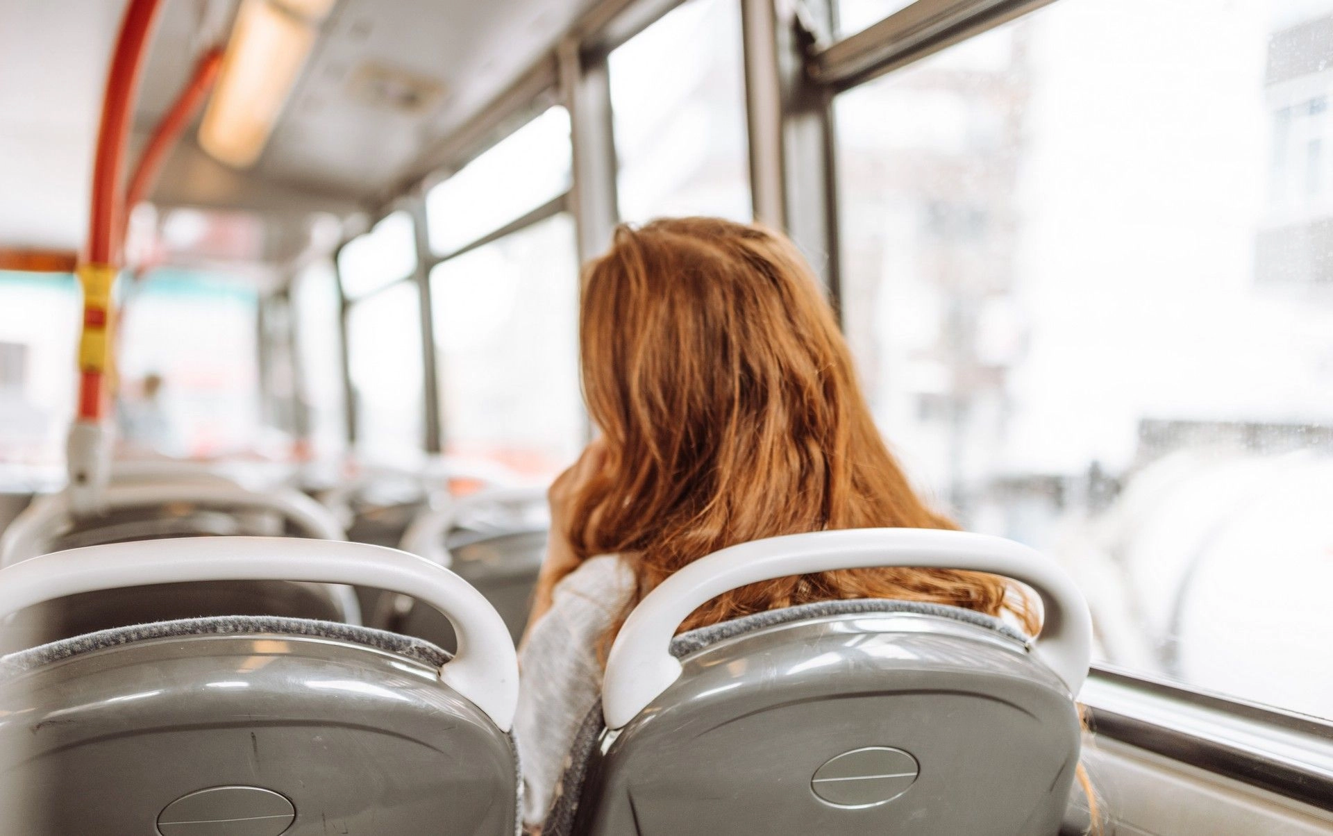 Γυναίκα μέσα σε Μέσο Μαζικής Μεταφοράς