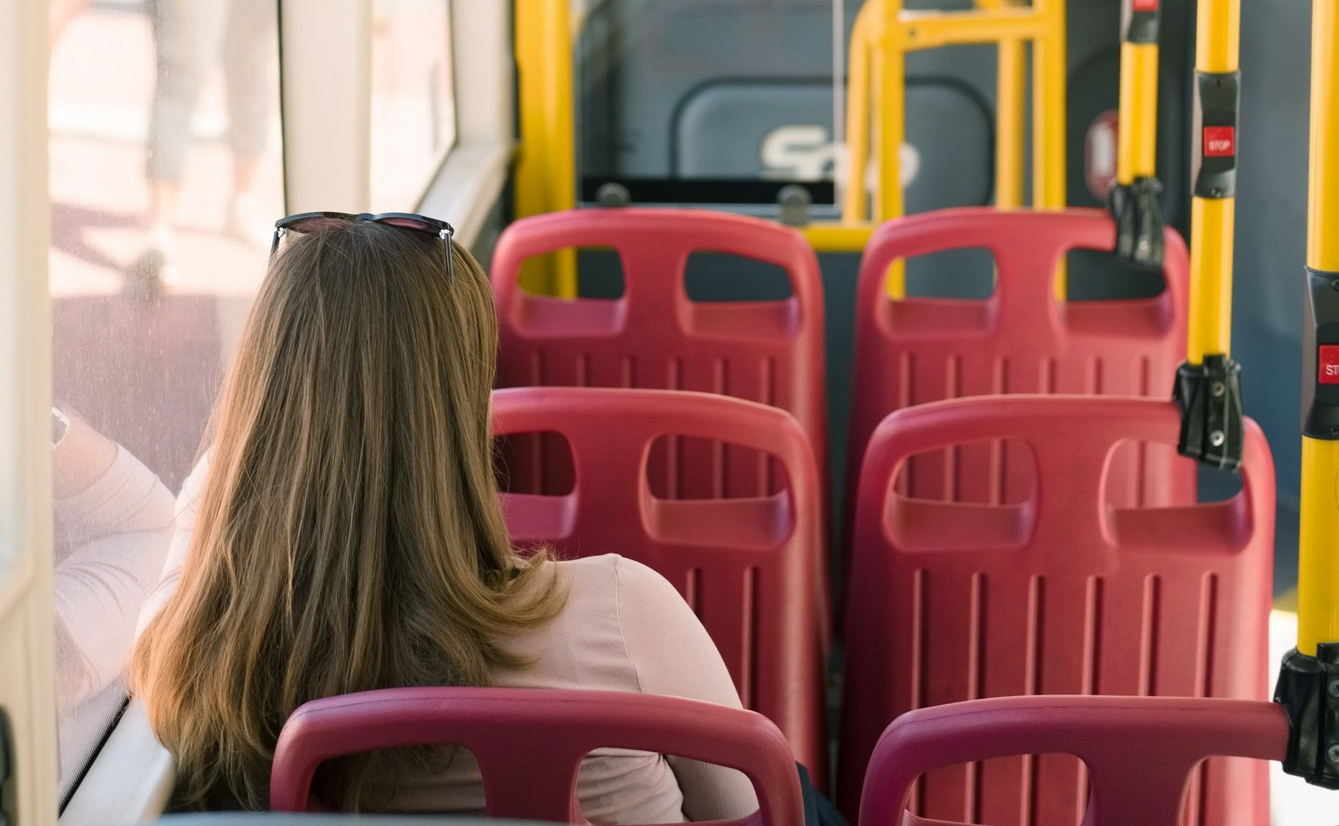 Γυναίκα μέσα σε Μέσο Μαζικής Μεταφοράς