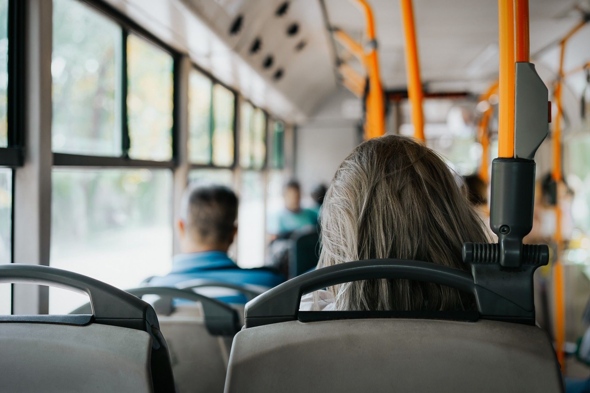Γυναίκα μέσα σε Μέσο Μαζικής Μεταφοράς