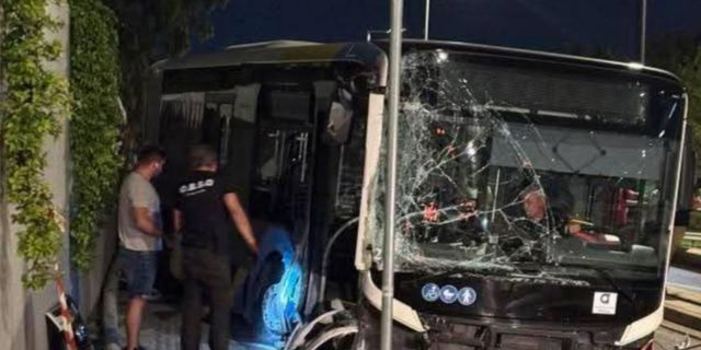 “Ακυβέρνητο” λεωφορείο στη Λεωφόρο Βουλιαγμένης – Ξήλωσε κολώνες και έπεσε σε περίφραξη κτιρίου