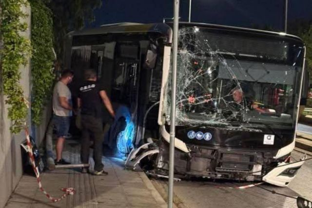 “Ακυβέρνητο” λεωφορείο στη Λεωφόρο Βουλιαγμένης – Ξήλωσε κολώνες και έπεσε σε περίφραξη κτιρίου