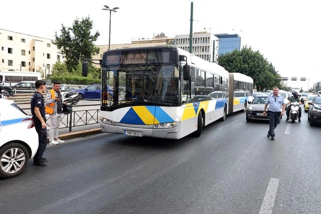 Συγγρού – Καλλιρρόης: Λεωφορείο συγκρούστηκε με ΙΧ – Έξι τραυματίες