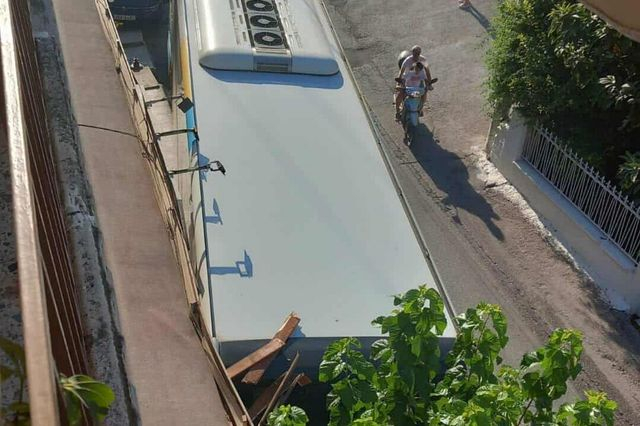 Λεωφορείο έπεσε σε ψητοπωλείο στο Μενίδι